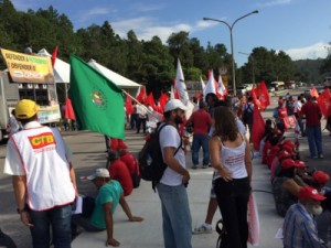 Manifestantes liberam pista da Rodovia Fernão Dias, na Grande BH