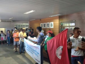 Manifestantes ocupam prédio da Secretaria de Recursos Hídricos