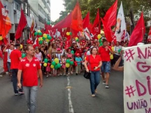 Manifestantes pedem 'Fora, Cunha' e defendem Dilma em ato em Fortaleza