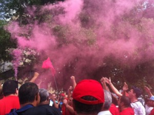 Manifestantes pró-governo fazem ato em frente ao Instituto Lula, em SP