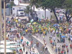 Manifestantes pró-impeachment de Dilma se reúnem em Copacabana, Rio