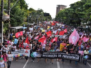 Manifestantes protestam contra bloqueios na educação e reforma da Previdência em Fortaleza