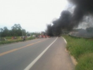 Manifestantes queimam pneus e bloqueiam BR-116 no município de Russas
