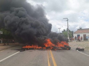 Manifestantes queimam pneus e bloqueiam trecho da BR-116 no Ceará