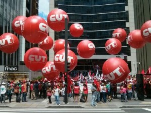 Manifestantes recebem R$ 35 para ir a ato em favor de Dilma em SP