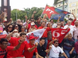 Manifestantes se reúnem em protesto pró-Lula no Centro de Fortaleza