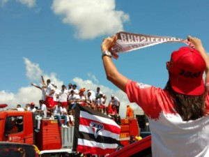 Mar coral: torcida abraça Ferroviário em chegada após título brasileiro da Série D