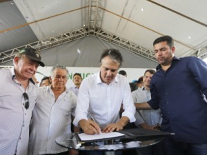 Marco recebe areninha, obras do abatedouro público e de melhoria do esgotamento sanitário