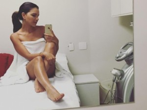 Mariana Rios posta foto enrolada em toalha e enlouquece fãs. Sexy!