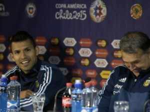 Martino e Aguero não negam ansiedade na última coletiva antes da final