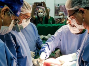 Médicos realizam 1ª vez no Ceará cirurgia de bebê ainda no útero