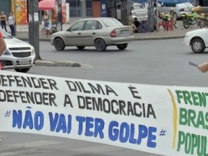 Membros da CUT e petistas fazem ato contra impeachment em Cuiabá