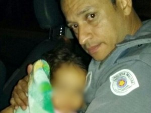 Menina de 2 anos é encontrada por policiais militares sozinha na rua