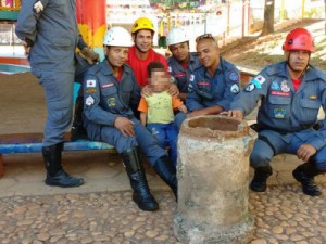 Menino de 5 anos preso em manilha é resgatado pelos bombeiros em BH