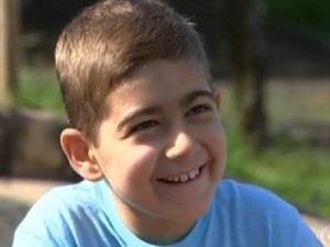 Menino de 9 anos com doença rara espera por doador de medula óssea