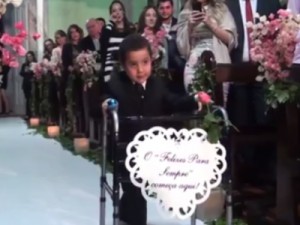 Menino que não andava caminha até altar em casamento da fisioterapeuta