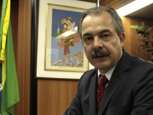 Mercadante confirma doações em campanha, mas diz que elas foram legais