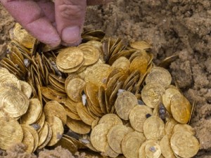 Mergulhadores encontram duas mil moedas de ouro no mar em Israel