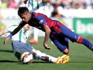 Mesmo em dia ruim, Neymar marca e supera Ronaldo no Barcelona