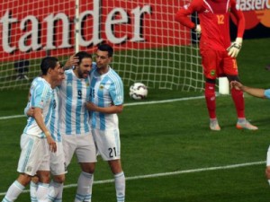 Messi completa cem jogos, mas Higuaín marca e Argentina avança em 1º