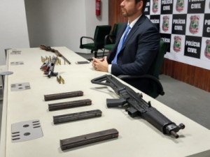 Metralhadora roubada no Pará é apreendida com dupla que escondia armas de facção