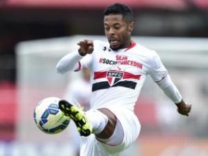 Michel Bastos se irrita ao ser substituído e xinga antes de deixar o campo