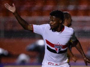 Michel marca e São Paulo vence a segunda seguida diante de 3.333 pagantes