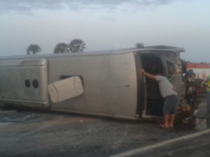 Micro-ônibus com 30 pessoas tomba na BR-222, em Caucaia, no Ceará
