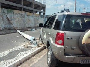 Milagres-Ce: Carro colide com poste na “Prisca”