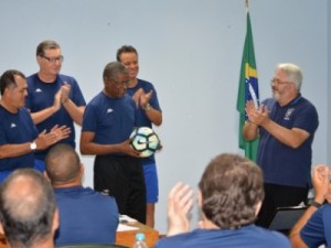 Milton Otaviano recebe homenagem de ex-árbitros na CBF