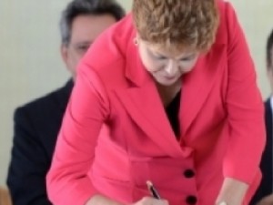 Mínimo deve continuar com ganho real até 2019, diz Dilma