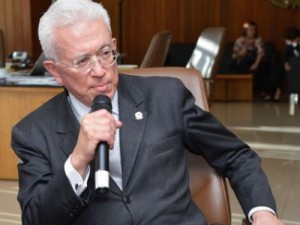 Ministro da Secretaria de Assuntos Estratégicos entrega o cargo