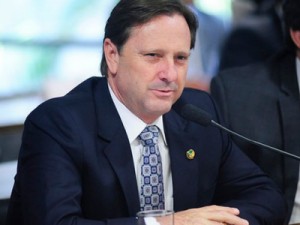 Ministro do STF autoriza senador preso a trabalhar no Congresso