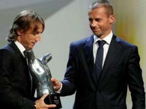 Modric supera RC7 e Salah e leva prêmio de melhor da Europa