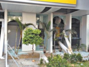 MOMBAÇA Bandidos explodem banco, mas fogem sem o dinheiro