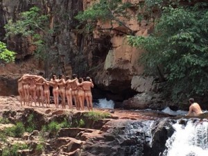 Mônica Iozzi e atores ficam nus em visita a Goiás e postam foto