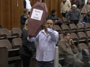 Morador leva 'caixão' para protestar contra Saúde em sessão da Câmara