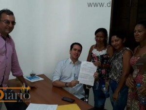 Moradores da Mata dos Araçás e vereador entregam abaixo-assinado ao prefeito