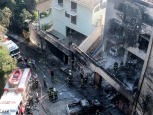 Moradores de casa atingida por avião escaparam pelos fundos, diz vizinho