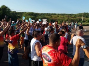 Moradores de Icó bloqueiam rodovia CE-282 em protesto contra rachaduras em açude