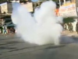 Moradores do Complexo do Alemão fazem protesto contra morte de menino