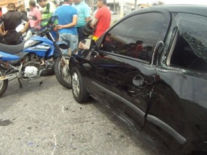 Motociclista e mulher sofrem acidente na Leste-Oeste