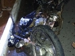 Motoqueiro atropelado por carro que invadiu a preferencial