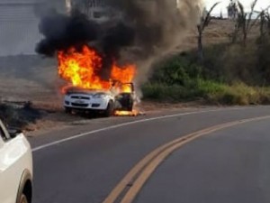 Motoqueiro morre em acidente com caminhão, e carro de ex-prefeito pega fogo na CE-060