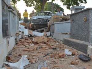 Motorista bate em muro e invade cemitério em João Pessoa