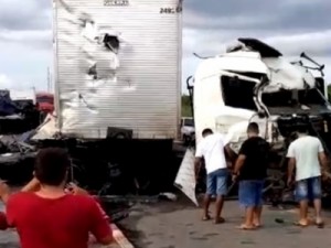 Motorista de um dos caminhões ficou preso às ferragens, acidente no Ceará