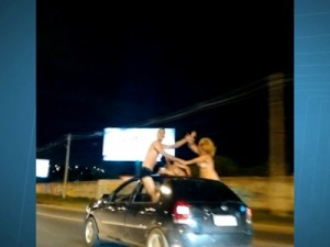 Motorista do DF leva mulheres nuas penduradas em janela de carro