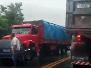 Motorista faz ultrapassagem perigosa em BR no CE, colide e morre; vídeo
