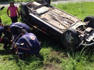 Motorista fica ferida ao colidir e capotar carro em João Pessoa