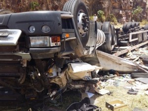 Motorista fica ferido após tombar carreta na BR-101, em Pilar, AL